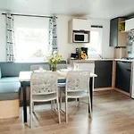 Mobil Homes Xxl2 4 - Le Ranch Des Volcans シャテルギュイヨン